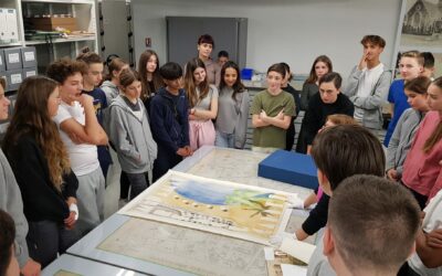 Une classe de Troisième en visite aux Archives municipales de Cannes